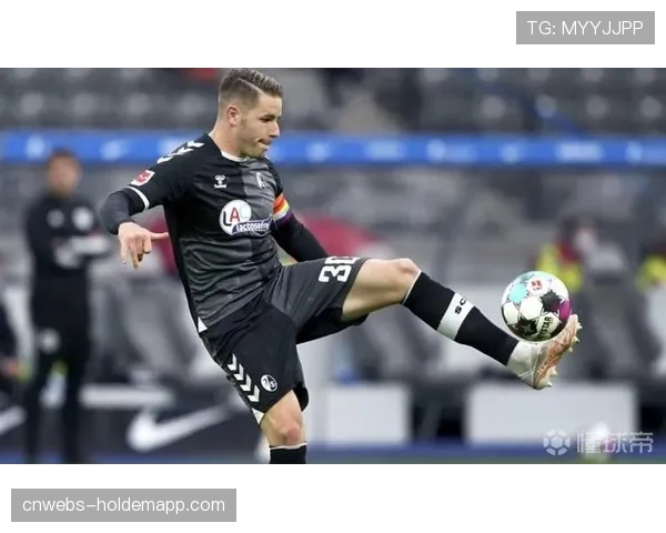 镜头捕捉:弗赖堡老将京特尔抽筋瞬间,凸显连续作战强度 镜头捕捉:弗赖堡老将京特尔抽筋瞬间,凸显连续作战强度