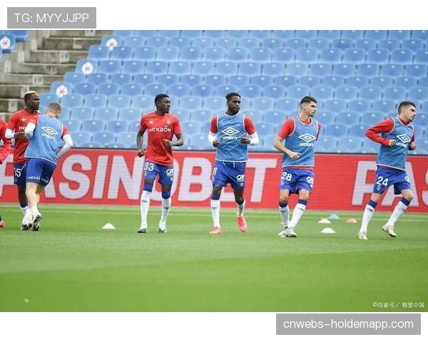 特鲁瓦0-2不敌兰斯,保级形势严峻,主场球迷在终场后用手机灯光点亮看台 特鲁瓦0-2不敌兰斯,保级形势严峻,主场球迷在终场后用手机灯光点亮看台