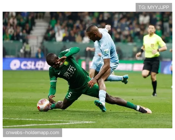 特写镜头：VAR复核点球判罚，深圳队球员围住屏幕紧张注视